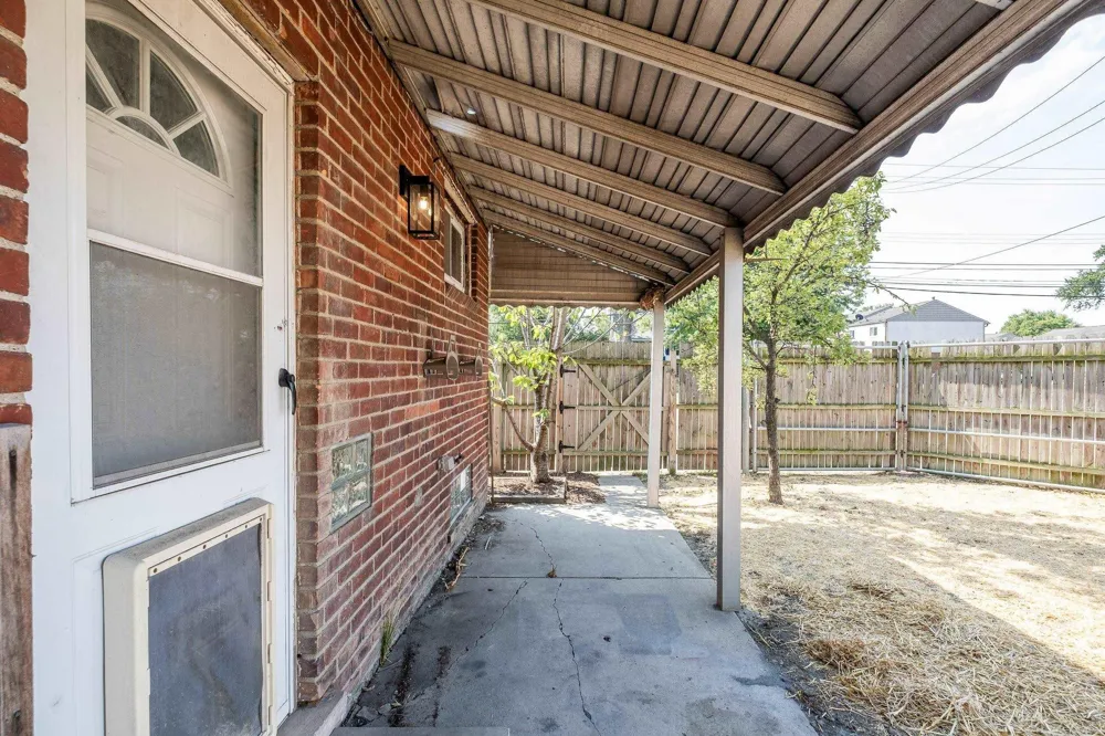 26001 Fernwood Street Roseville City, MI 48066