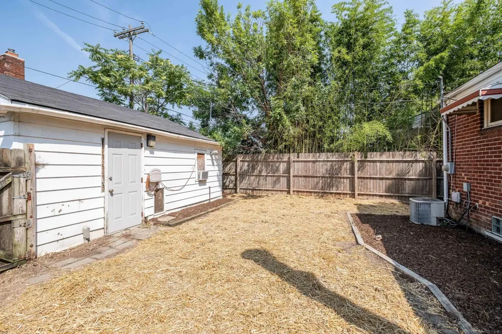 26001 Fernwood Street Roseville City, MI 48066