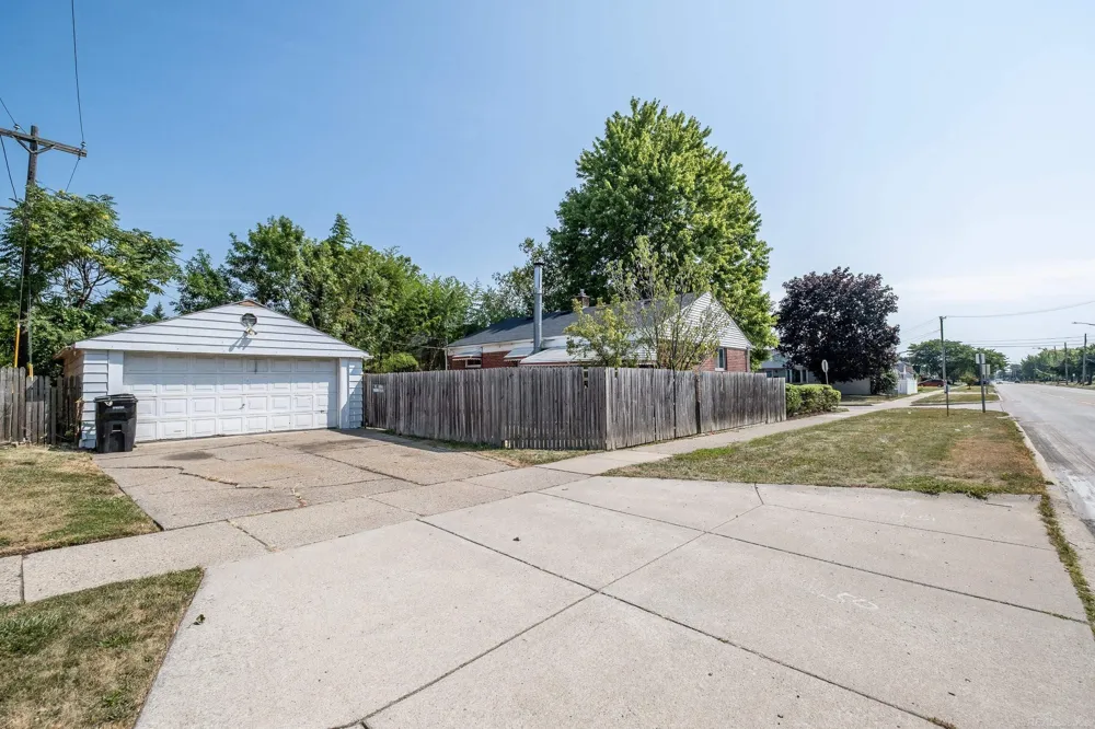 26001 Fernwood Street Roseville City, MI 48066
