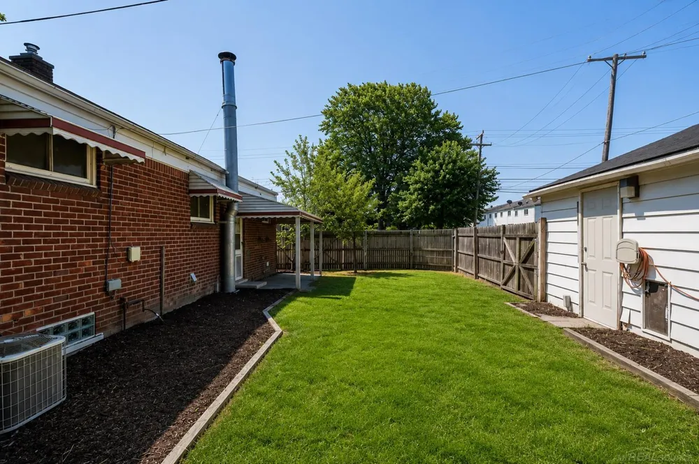 26001 Fernwood Street Roseville City, MI 48066