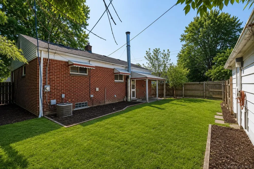 26001 Fernwood Street Roseville City, MI 48066