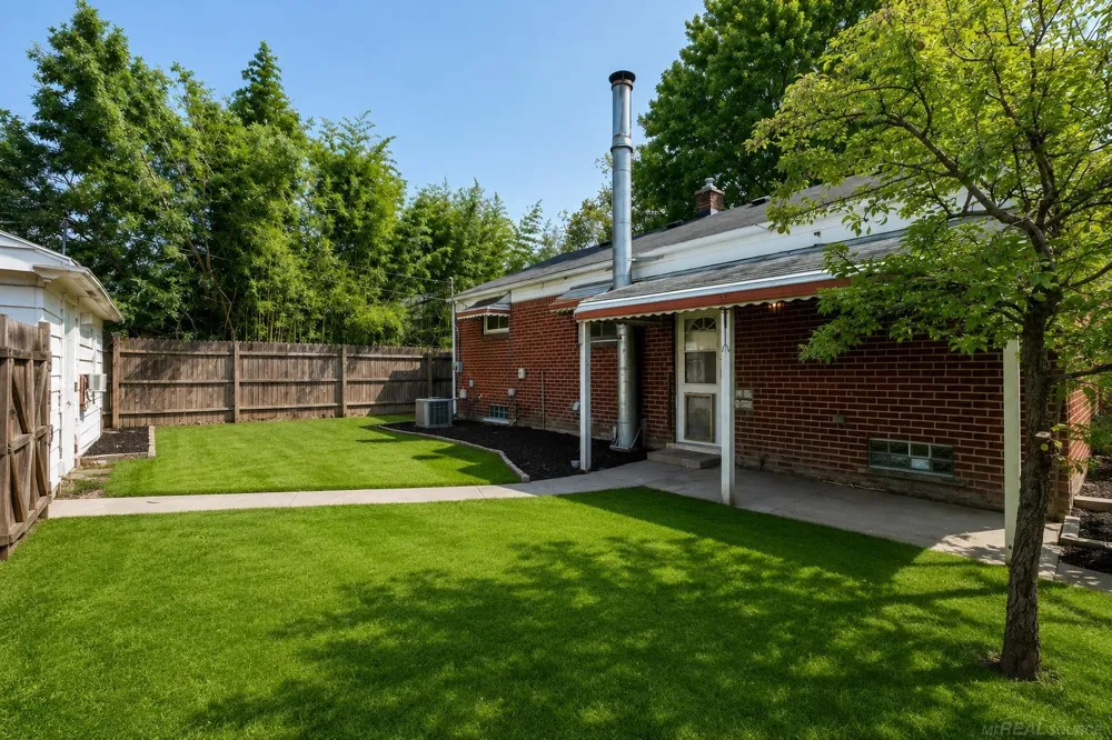 26001 Fernwood Street Roseville City, MI 48066
