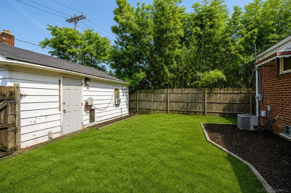 26001 Fernwood Street Roseville City, MI 48066