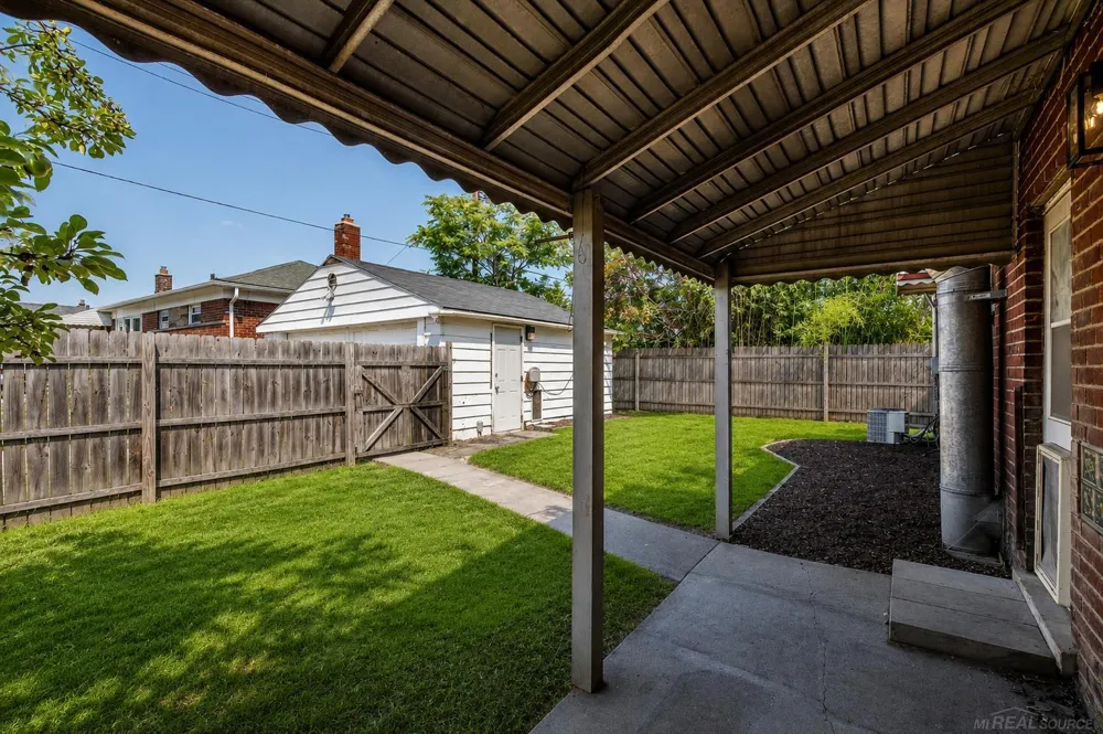 26001 Fernwood Street Roseville City, MI 48066