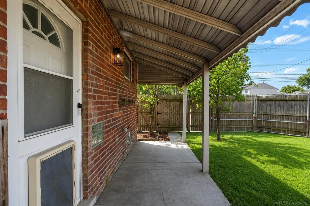 26001 Fernwood Street Roseville City, MI 48066