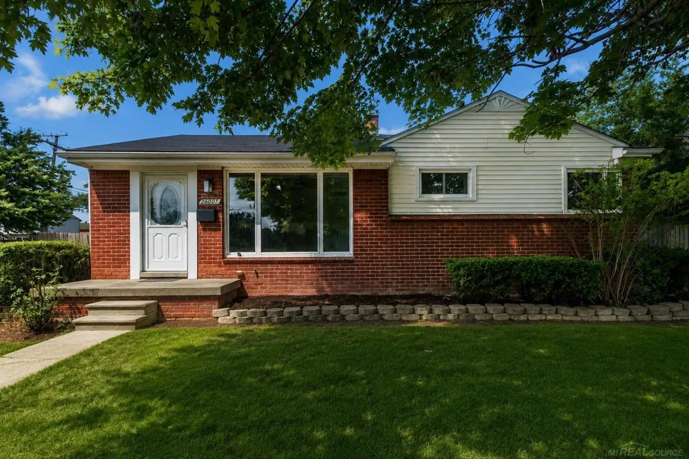 26001 Fernwood Street Roseville City, MI 48066