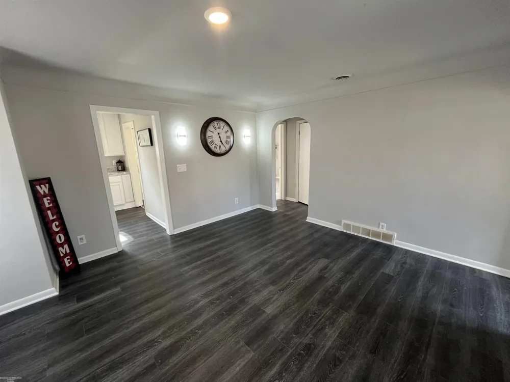 28307 Essex Street Roseville City, MI 48066