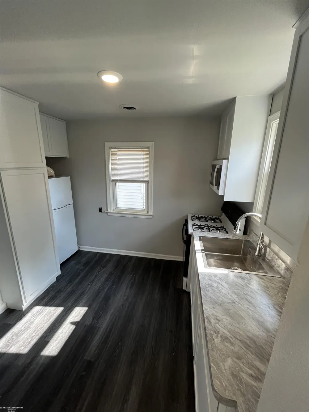 28307 Essex Street Roseville City, MI 48066