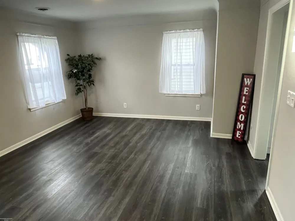 28307 Essex Street Roseville City, MI 48066