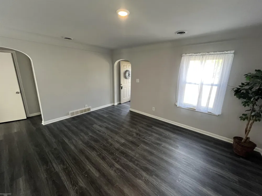 28307 Essex Street Roseville City, MI 48066