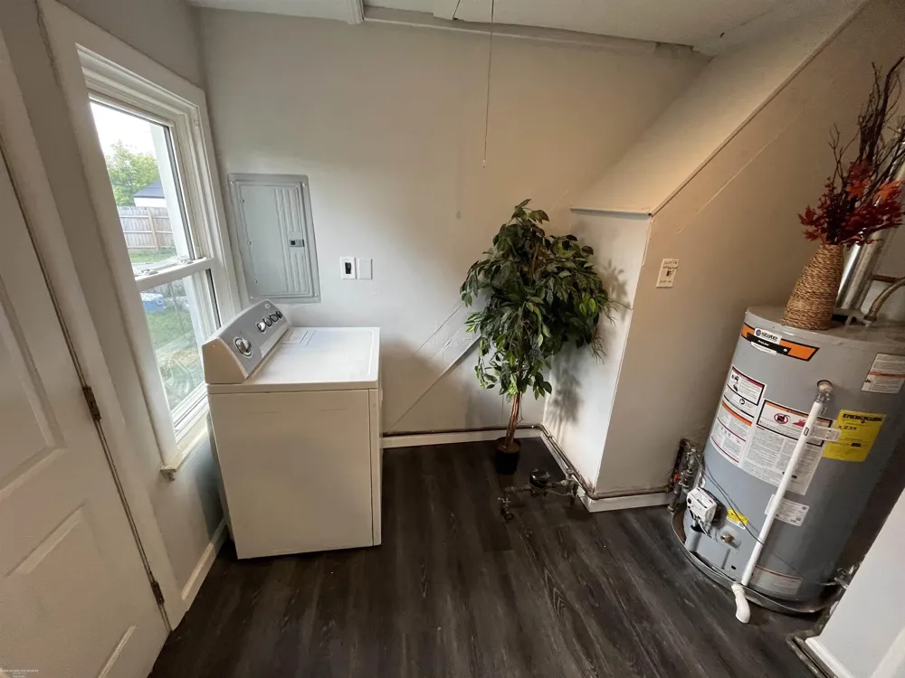 28307 Essex Street Roseville City, MI 48066