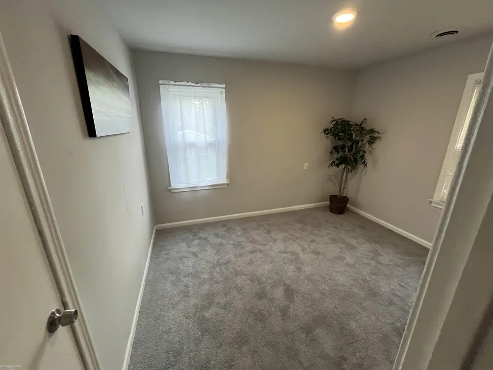 28307 Essex Street Roseville City, MI 48066