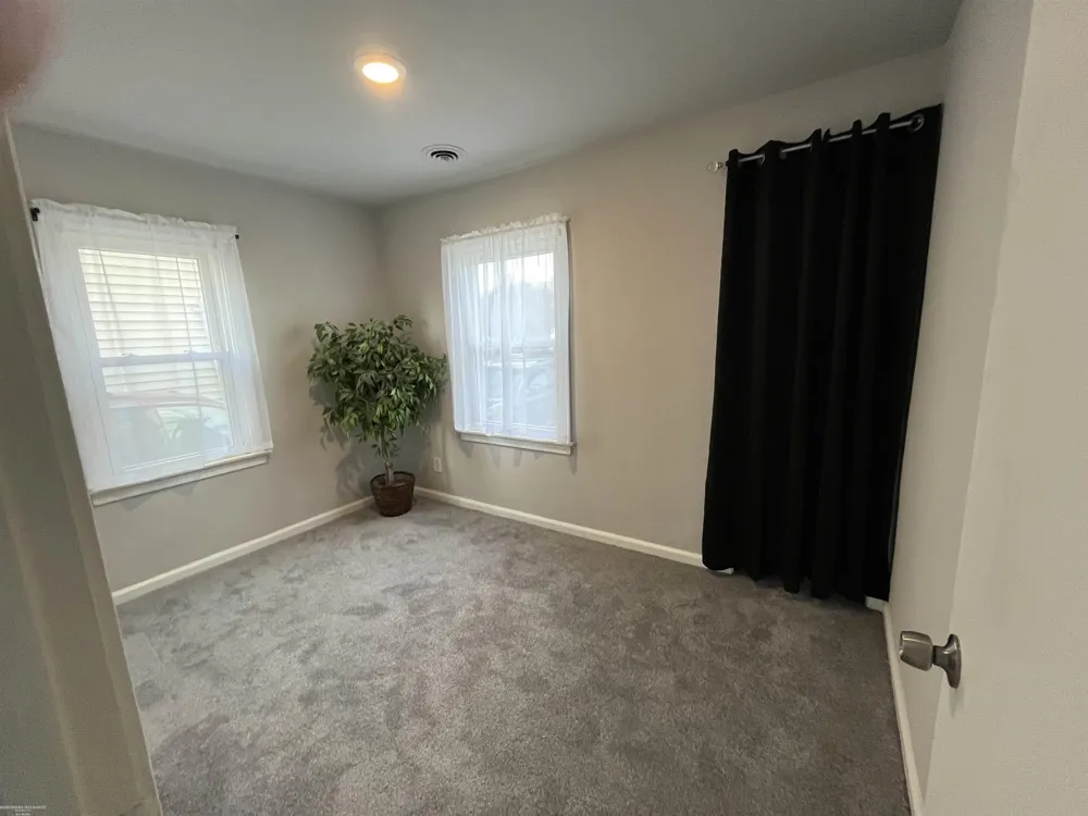 28307 Essex Street Roseville City, MI 48066