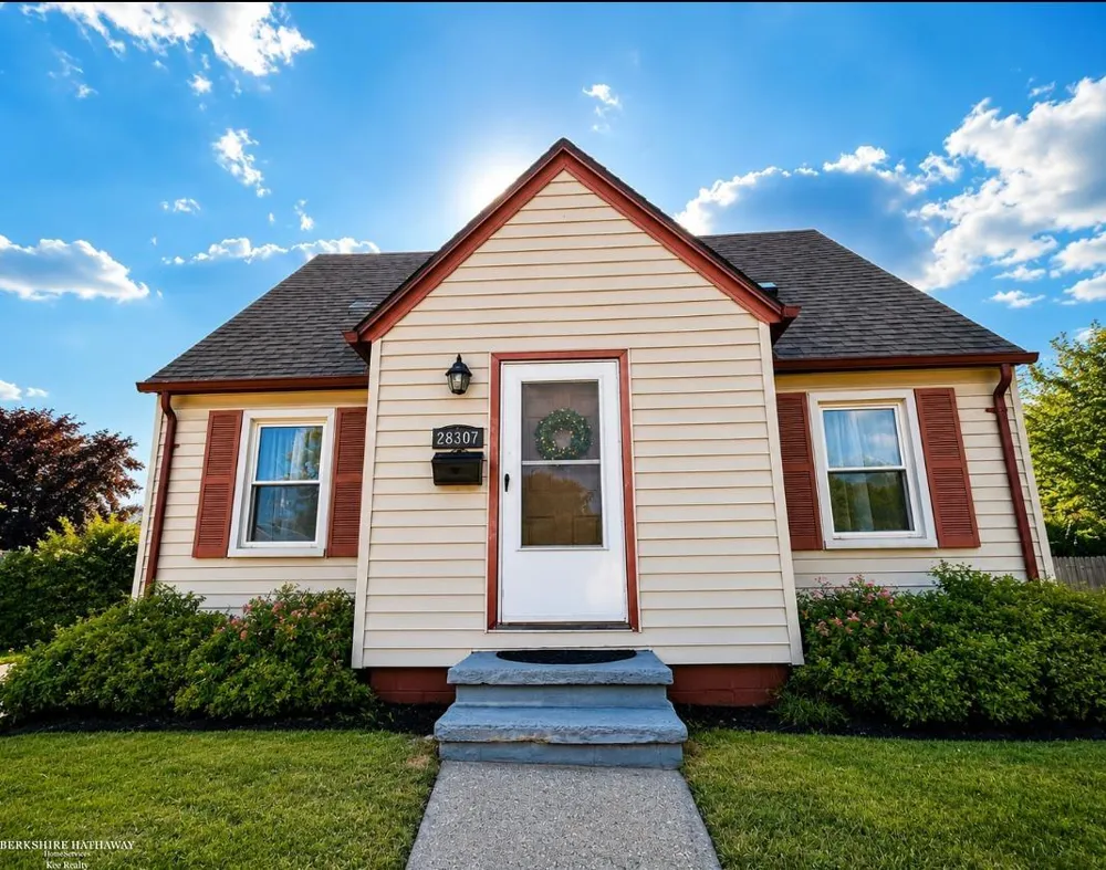 28307 Essex Street Roseville City, MI 48066