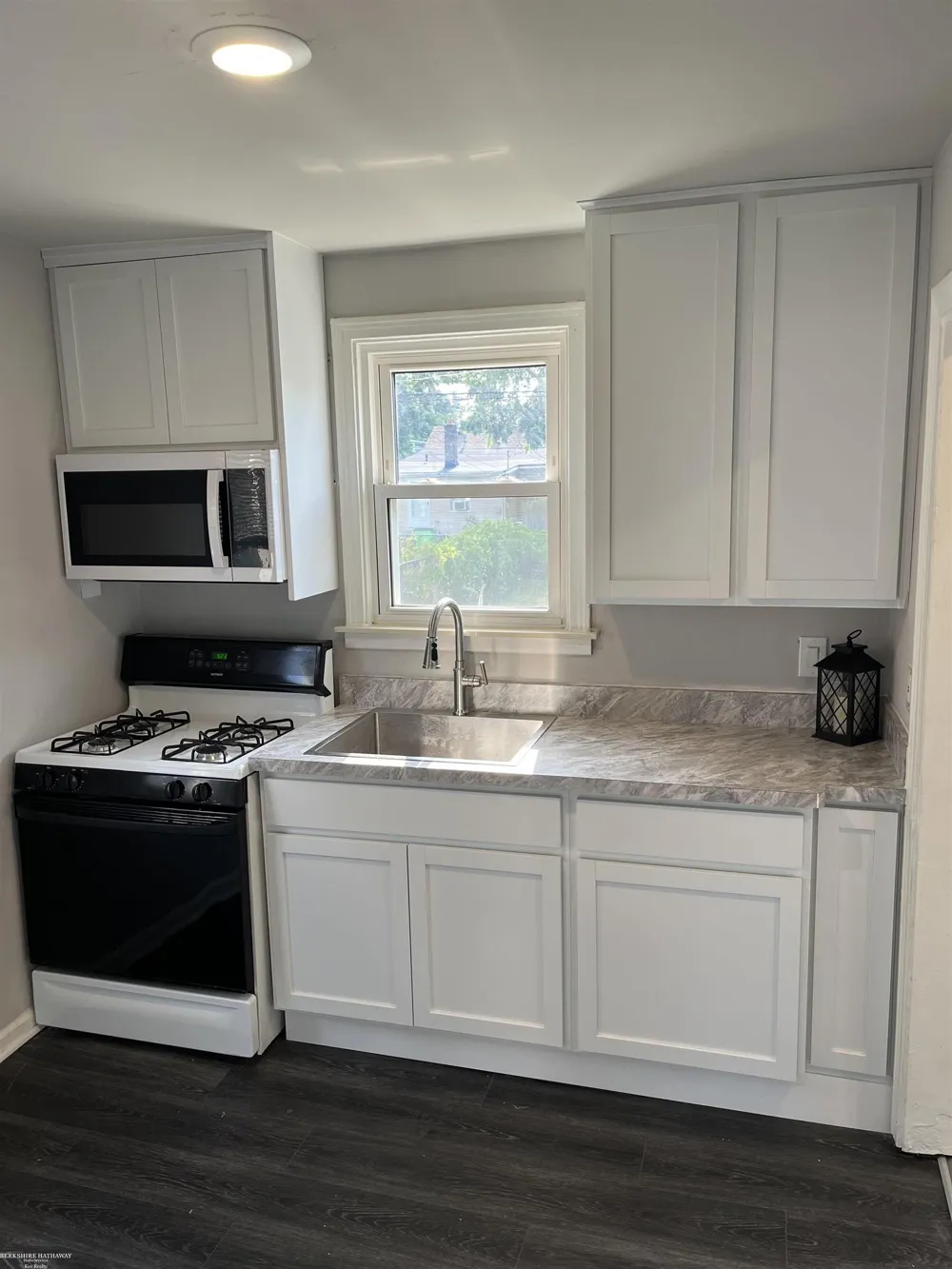 28307 Essex Street Roseville City, MI 48066