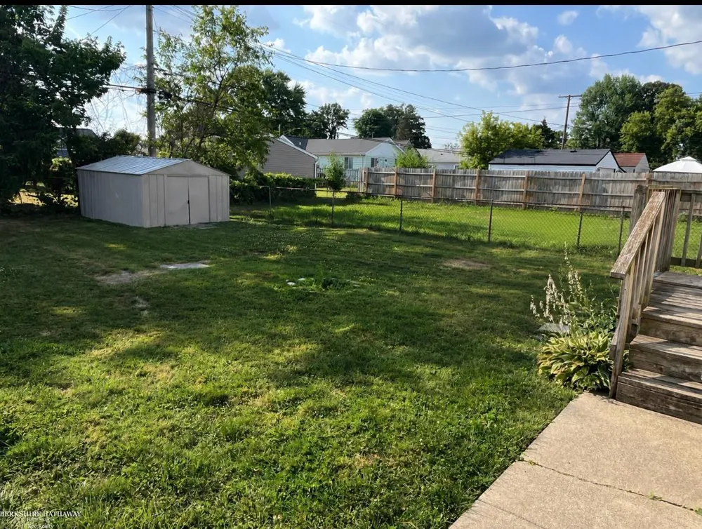 28307 Essex Street Roseville City, MI 48066