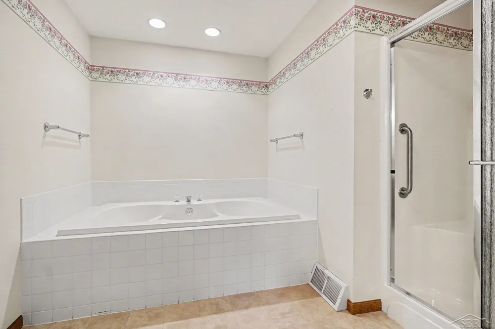 8 Thornapple Court Saginaw Charter Township, MI 48603