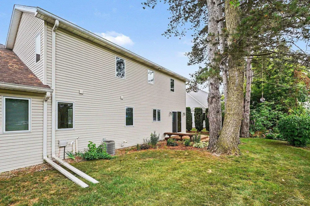 8 Thornapple Court Saginaw Charter Township, MI 48603