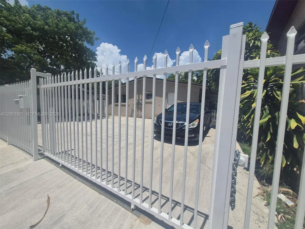 1715 SW 4th St #1717 Miami, FL 33135