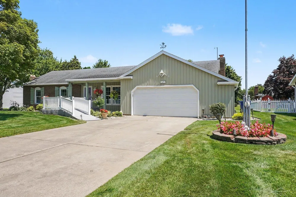 3166 Columbine Drive Saginaw Charter Township, MI 48603