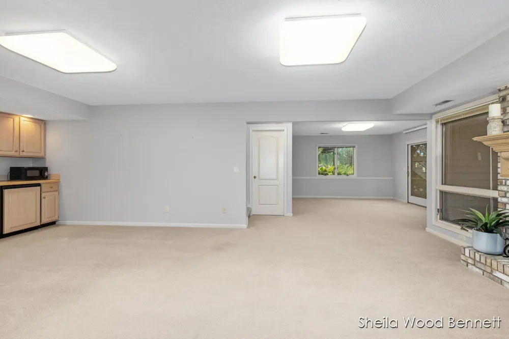7023 Camelback Drive NE Cannon Township, MI 49341