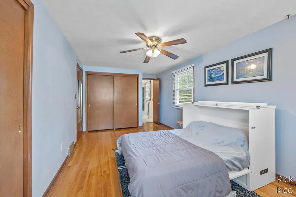 5434 Edgelawn Drive SE Kentwood City, MI 49508