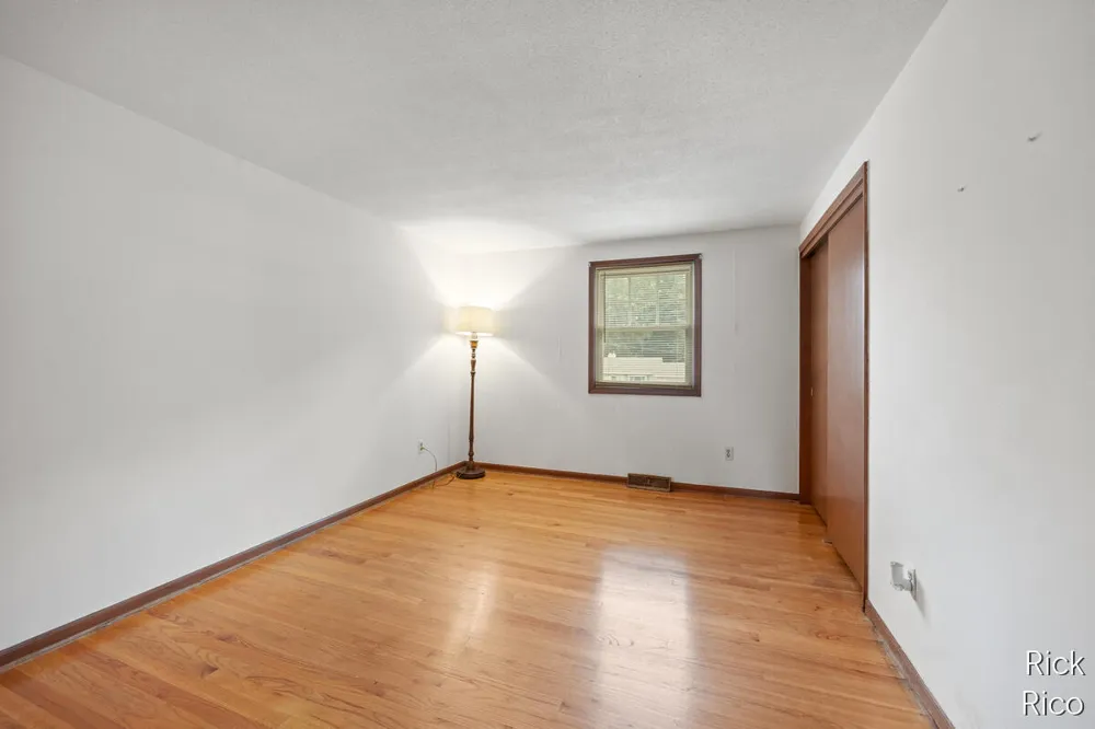5434 Edgelawn Drive SE Kentwood City, MI 49508