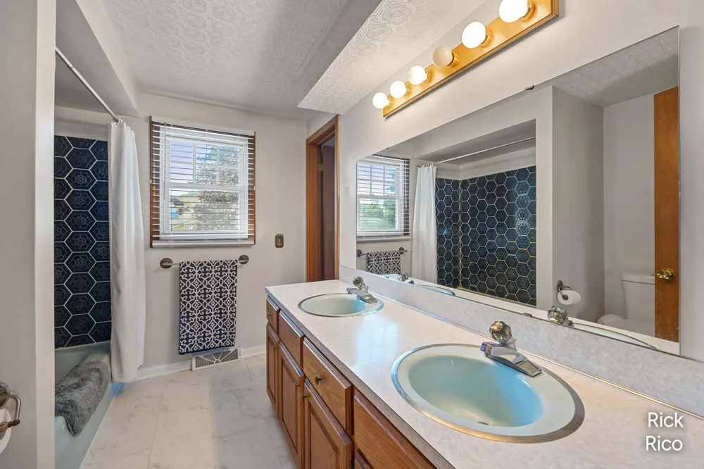 5434 Edgelawn Drive SE Kentwood City, MI 49508