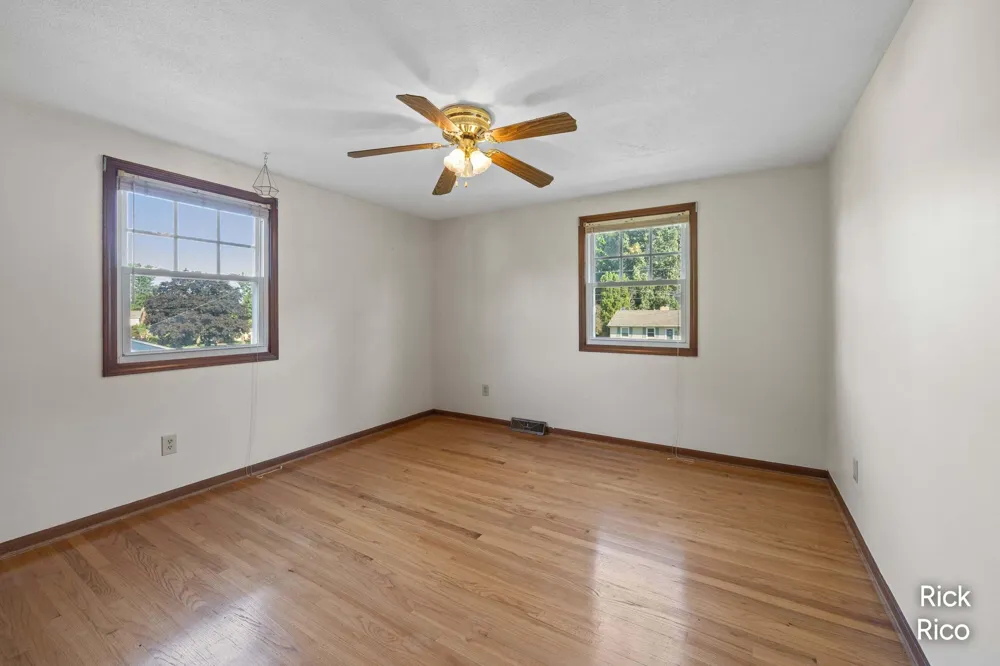 5434 Edgelawn Drive SE Kentwood City, MI 49508