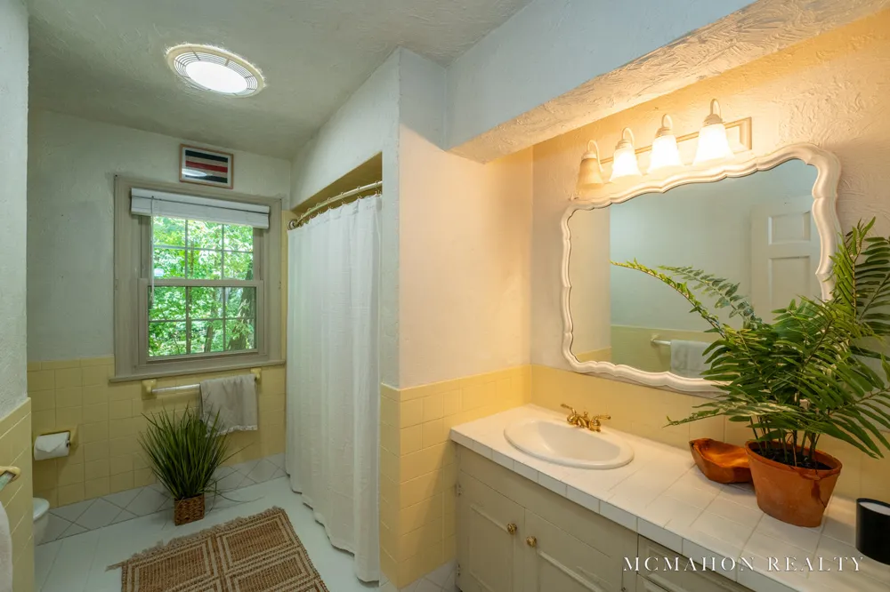 17887 Fruitport Road Spring Lake Township, MI 49456