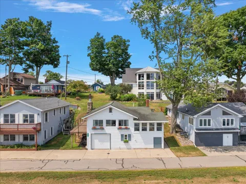 6444 Lakeshore Drive