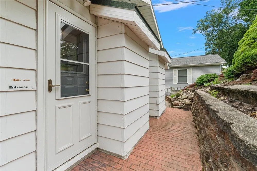 6444 Lakeshore Drive Boston Township, MI 48881