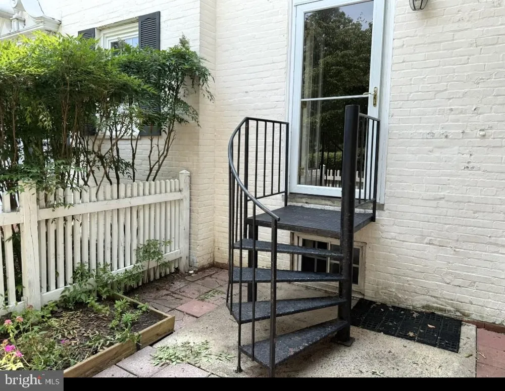 2908 13TH ROAD S #102 Arlington, VA 22204