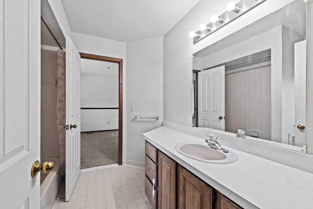 4877 Davis Court Troy City, MI 48085