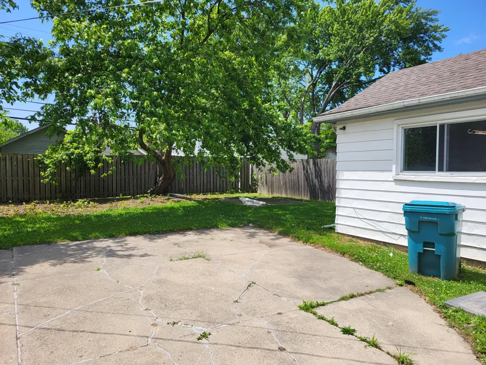 23077 Piper Avenue Eastpointe City, MI 48021