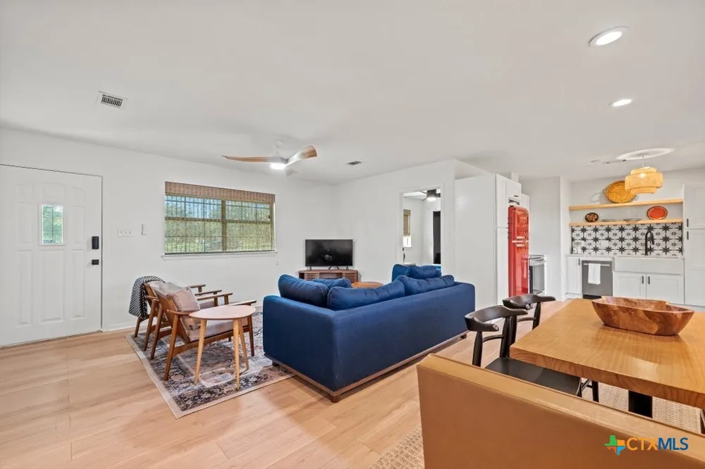 512 W Pecan Drive Johnson City, TX 78636