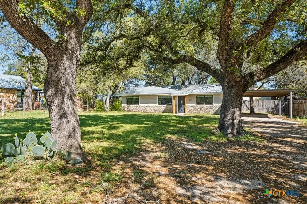 512 W Pecan Drive Johnson City, TX 78636