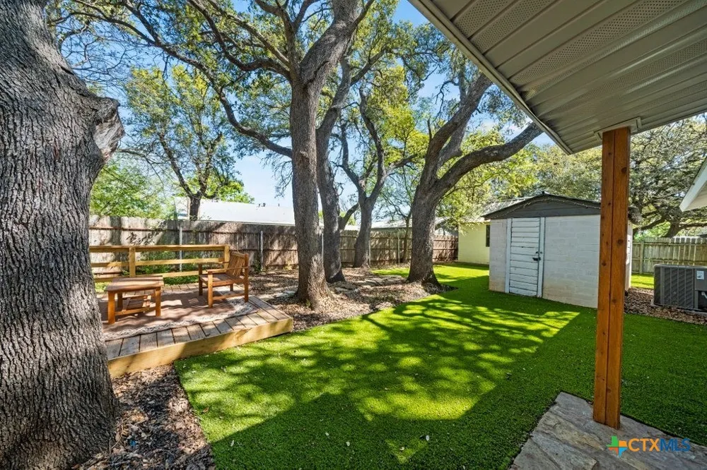 512 W Pecan Drive Johnson City, TX 78636