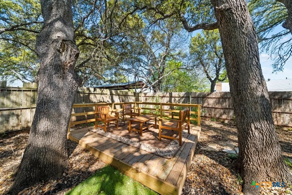 512 W Pecan Drive Johnson City, TX 78636
