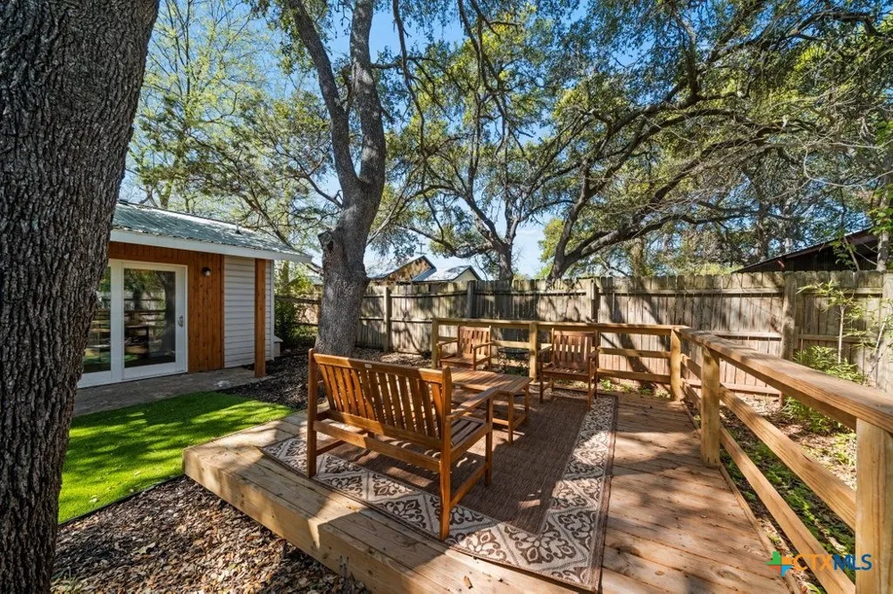 512 W Pecan Drive Johnson City, TX 78636