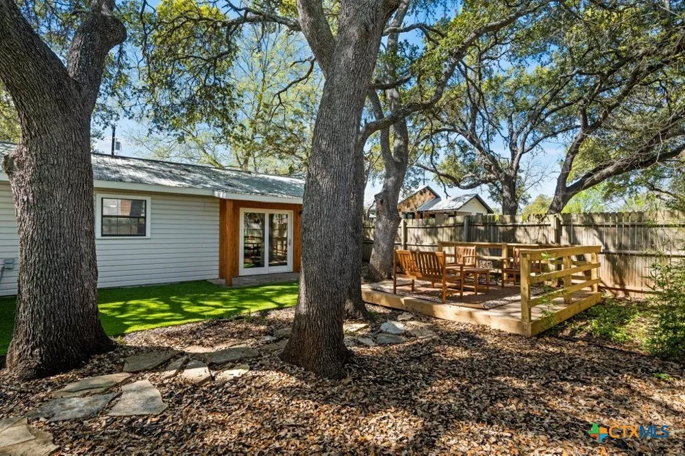 512 W Pecan Drive Johnson City, TX 78636