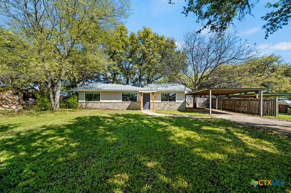 512 W Pecan Drive Johnson City, TX 78636