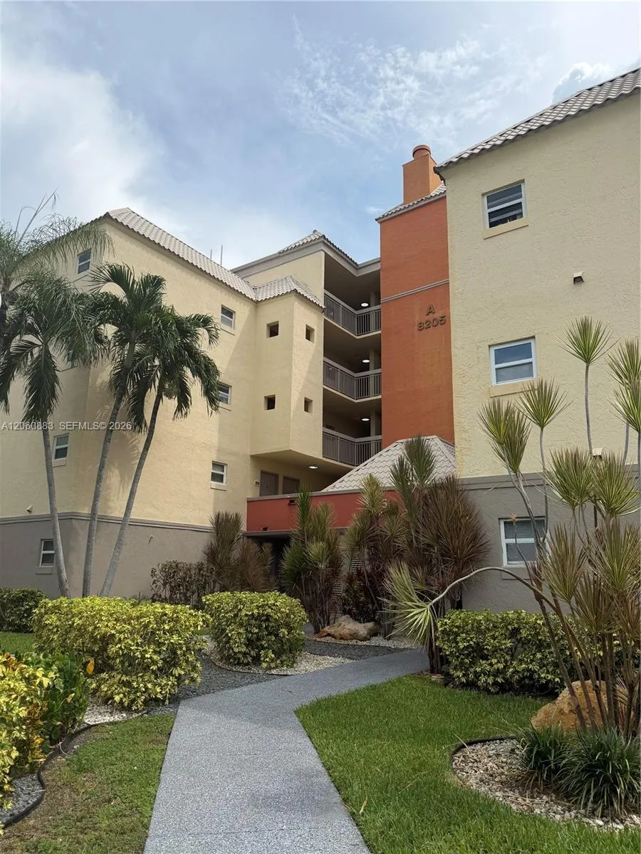 8205 Lake Dr #306 Doral, FL 33166