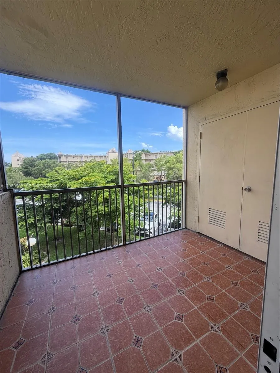8205 Lake Dr #306 Doral, FL 33166