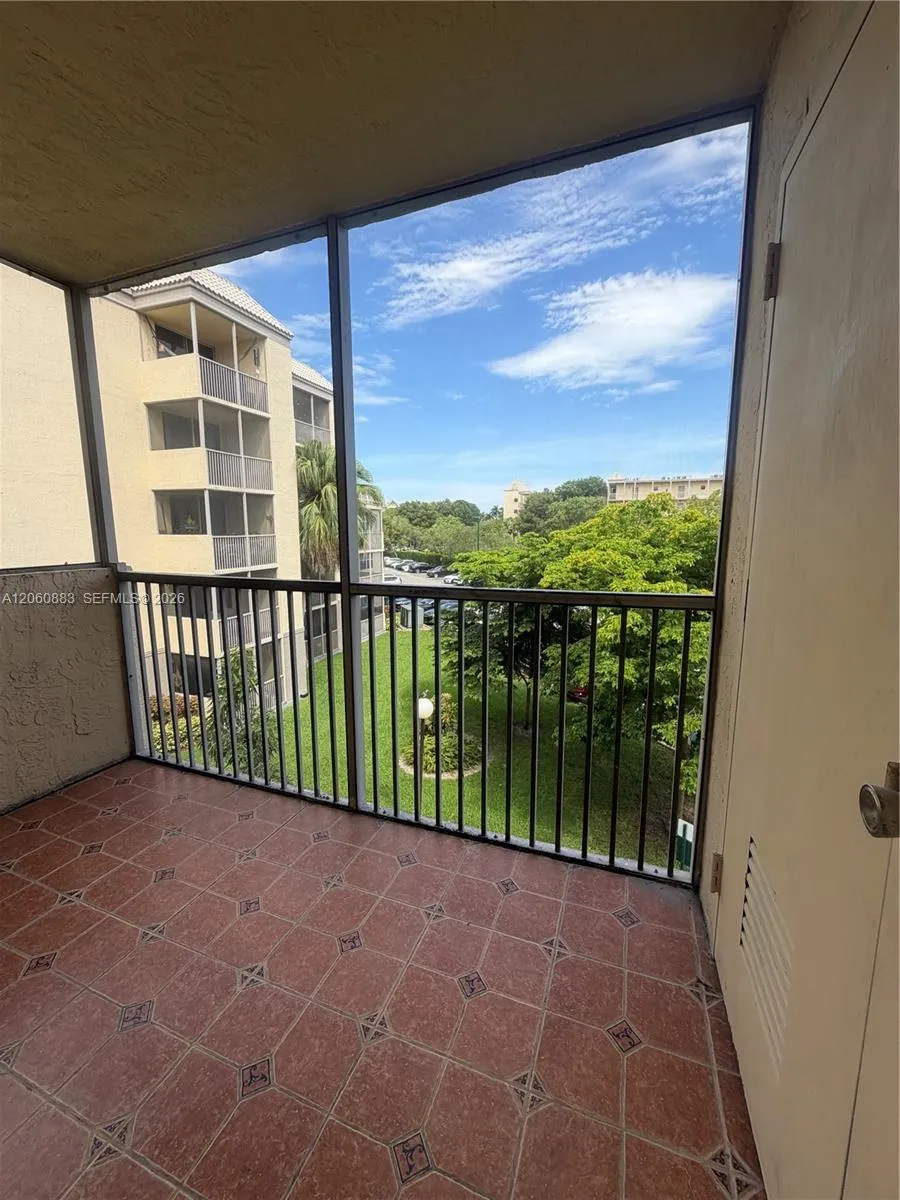 8205 Lake Dr #306 Doral, FL 33166