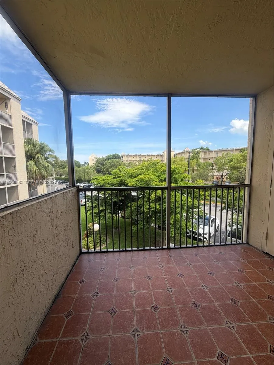8205 Lake Dr #306 Doral, FL 33166