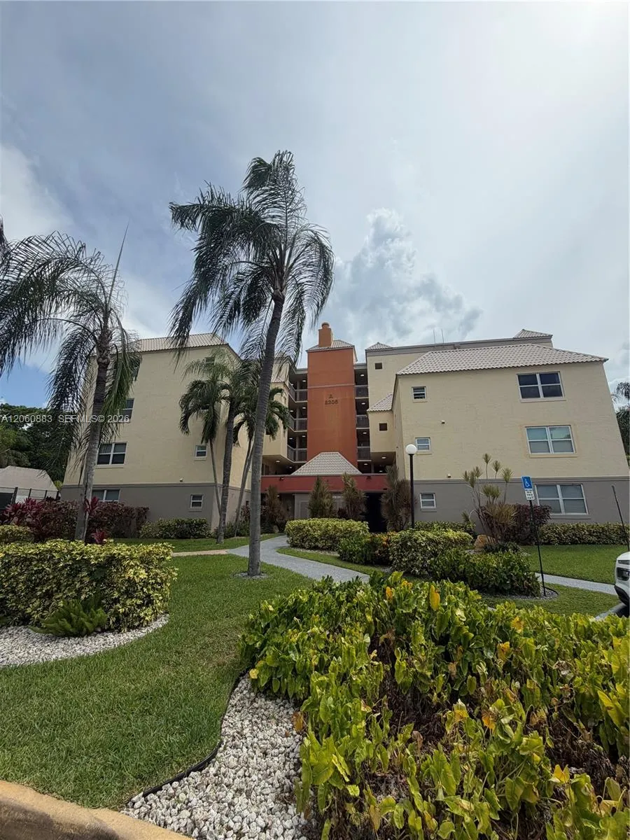 8205 Lake Dr #306 Doral, FL 33166