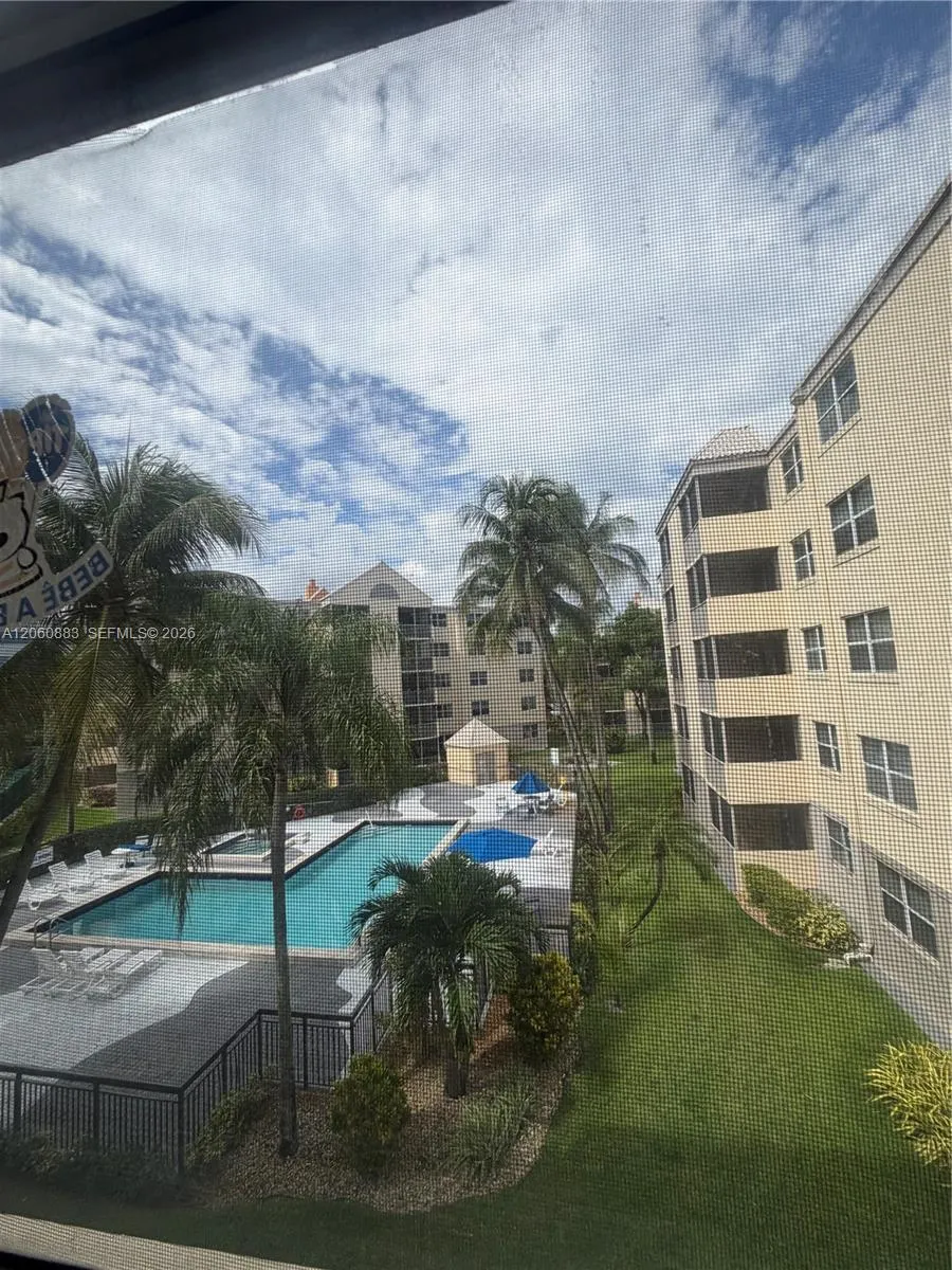8205 Lake Dr #306 Doral, FL 33166