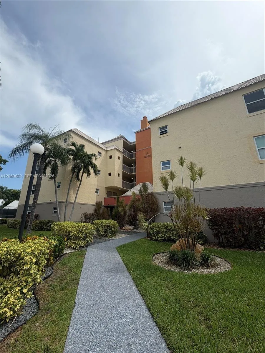 8205 Lake Dr #306 Doral, FL 33166