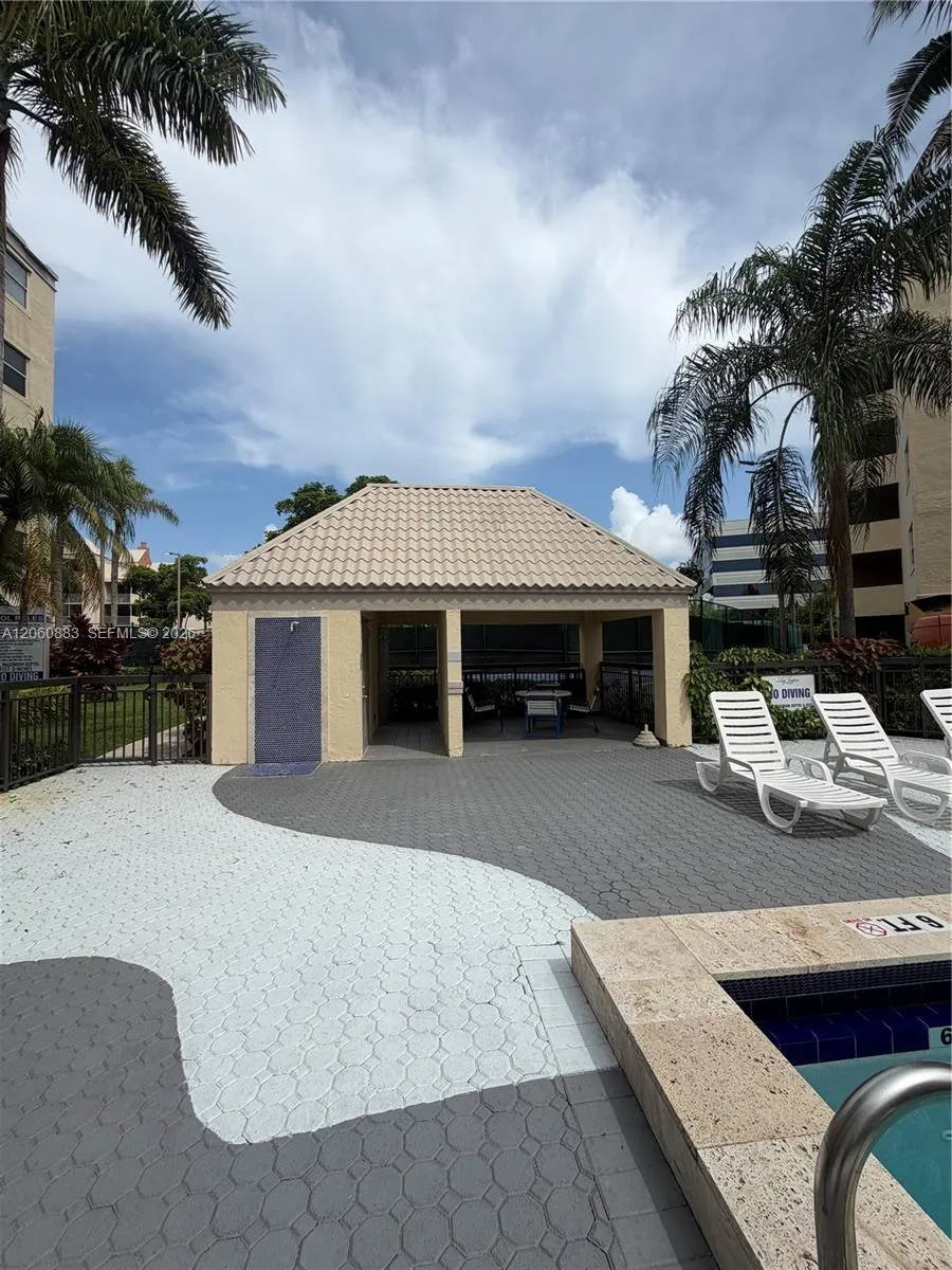 8205 Lake Dr #306 Doral, FL 33166